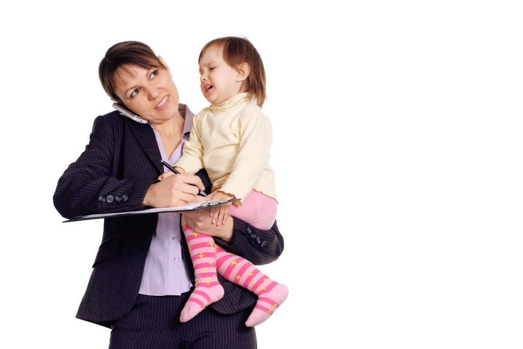 3 prejuicios a los que se enfrenta una mamá que trabaja 3 prejuicios a los que se enfrenta una mamá que trabaja