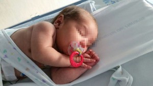El bebé descansando en una cuna del Hospital de Henares. Foto: Elpais.com